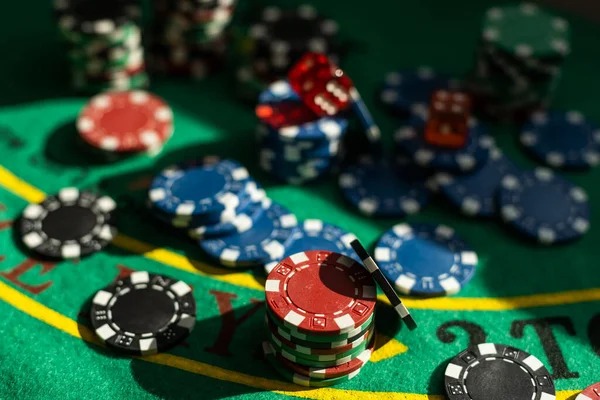 Domino QQ live table with dealer and players at dewa sgp
